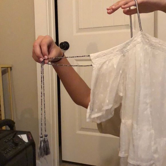 white loose detailed with tassel on sleeve - Picture 2 of 2
